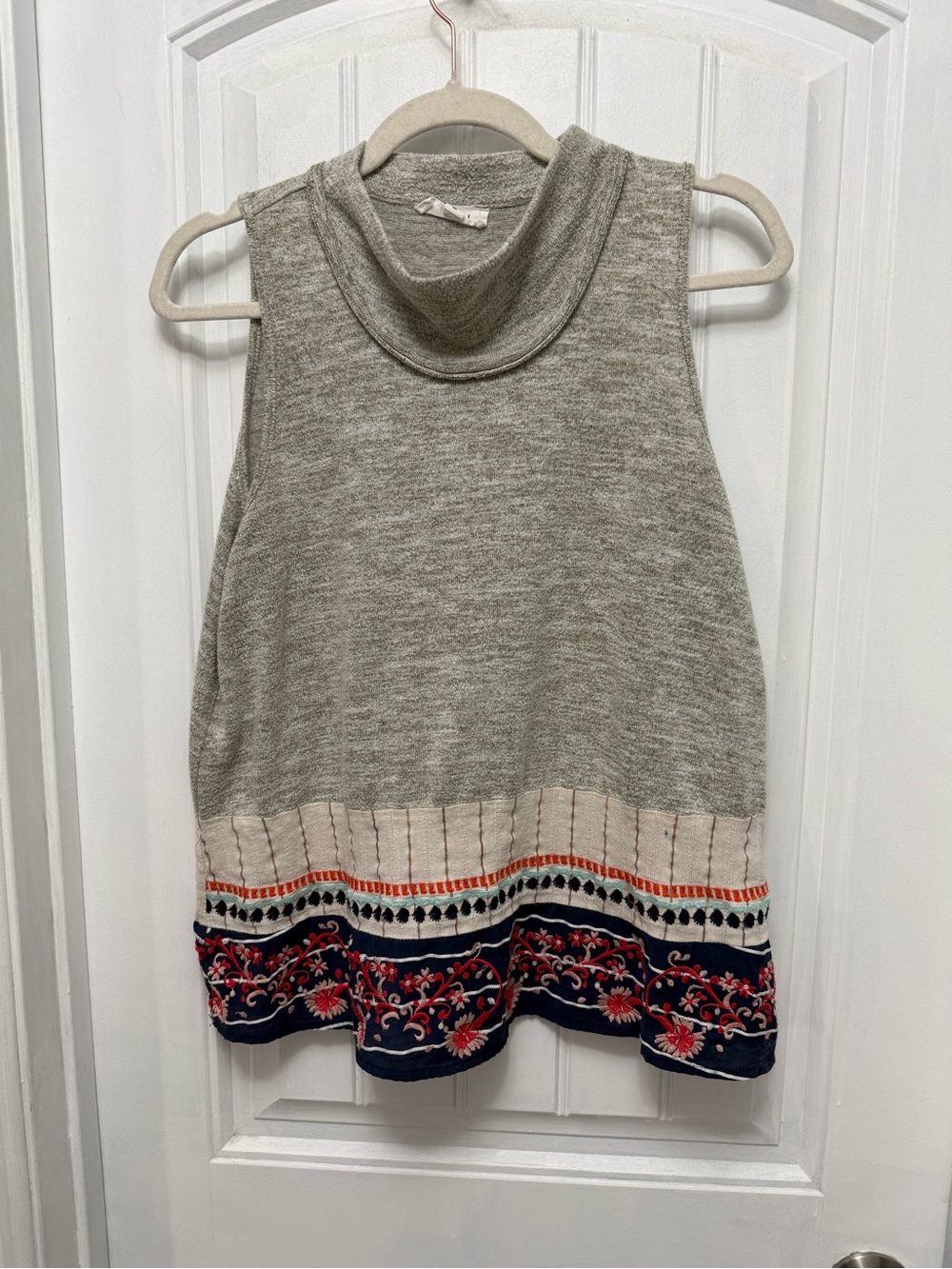 THML Gray Embroidered Sleeveless Mock Turtleneck Size Medium (24-21)